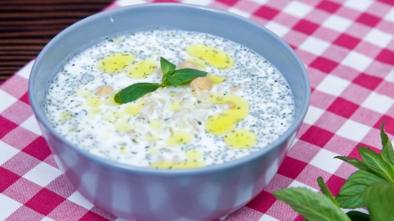 İçinizi ferahlatacak lezzet: Ayran aşı çorbası