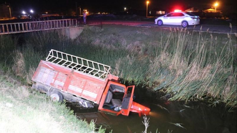 Aksaray'da alkollü sürücünün kullandığı kamyonet kanala uçtu