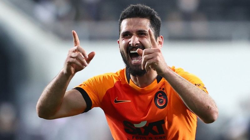 Emre Akbaba yeni sözleşmeyi kaptı