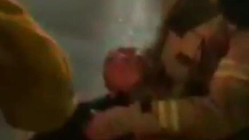 İstanbul'da, giysi toplama kutusuna giren adam sıkıştı