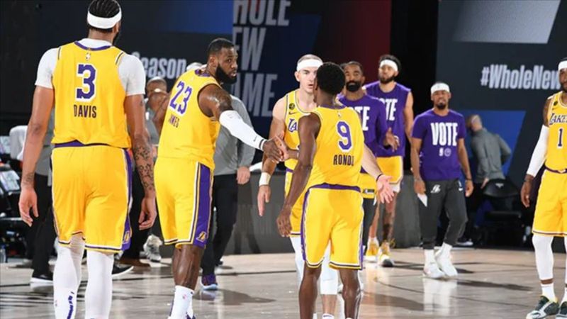 Gecenin maçında gülen taraf Lakers