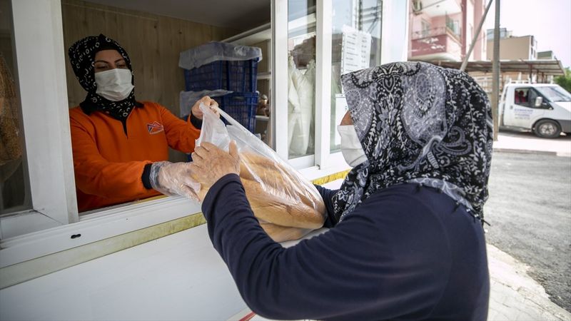 Mersin’de 4 bin adet ekmek vatandaşlara dağıtıldı