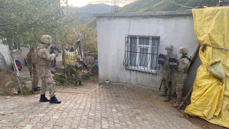 Bitlis merkezli PKK operasyonu: 9 gözaltı