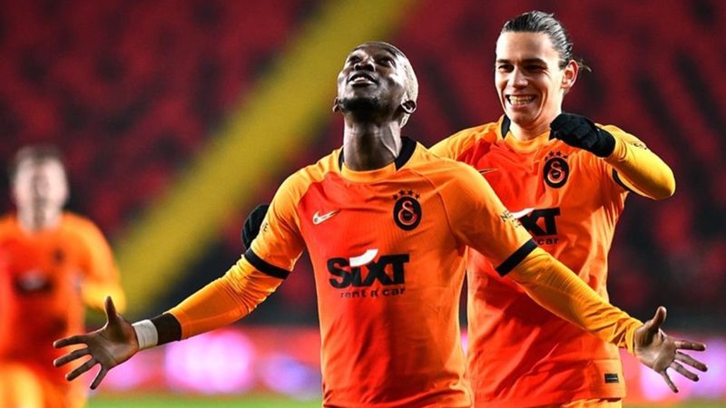 Onyekuru derbiye yetişiyor