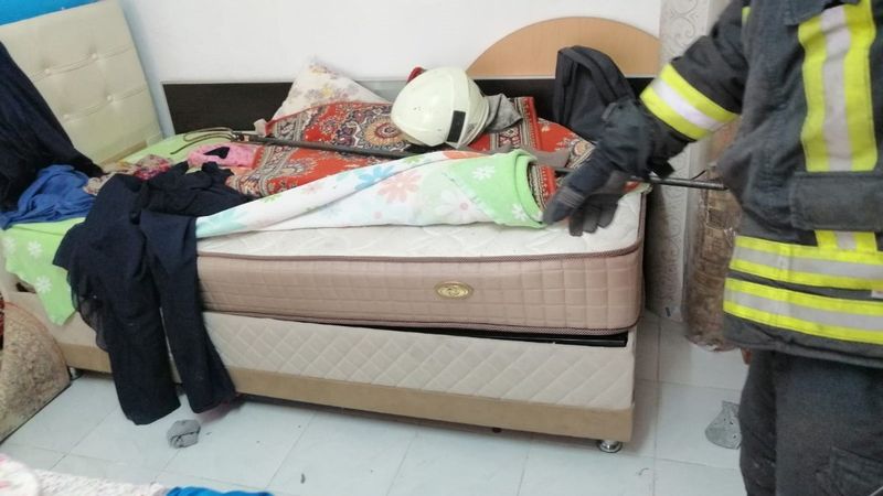 Muğla'da yatağın altından yılan çıktı