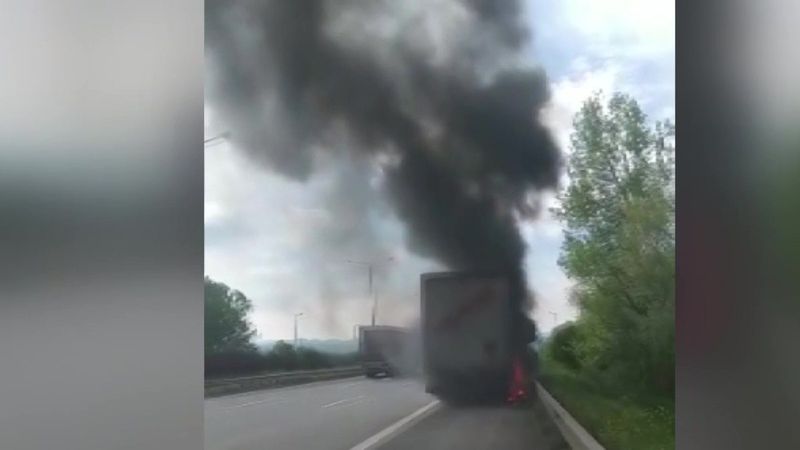 Düzce'de seyir halindeki tırın lastikleri tutuştu