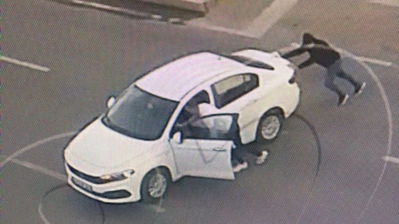 Beyoğlu’nda, hırsızlık yaparken benzini biten aracı ittiler