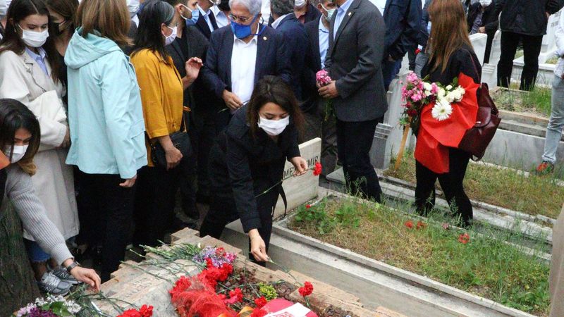 CHP'liler Deniz Gezmiş'in mezarına gitti