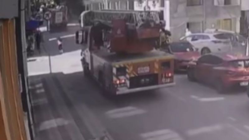 Sultangazi'de itfaiye aracı, patenli çocuğa çarpmadan es geçti