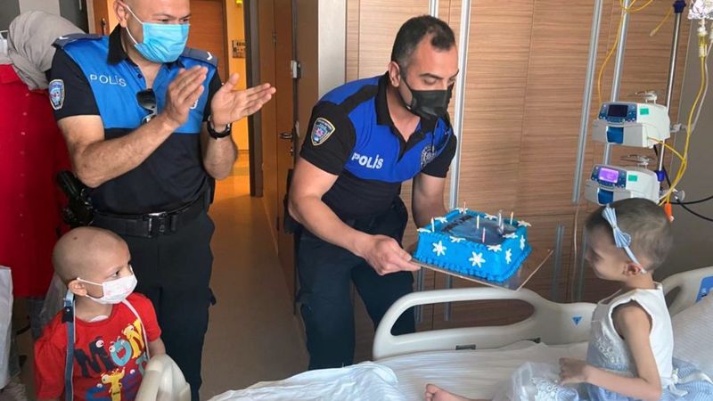 Adana'da polis, lösemi hastası Miray’a doğum günü sürprizi yaptı
