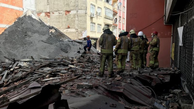 Zeytinburnu'nda bina çöktü