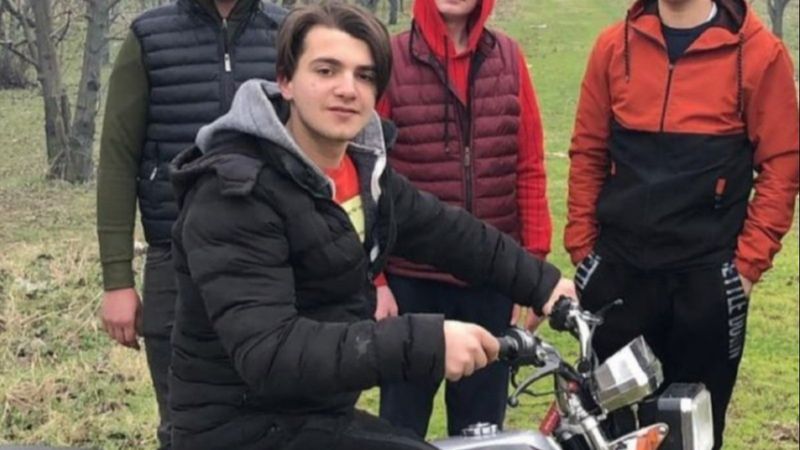 Bursa’da 16 yaşındaki motosiklet sürücüsü, kamyonetin altında kaldı