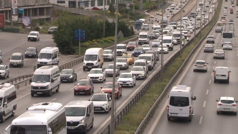 İstanbul’da tam kapanmada hafta sonu öncesi trafik yoğunluğu