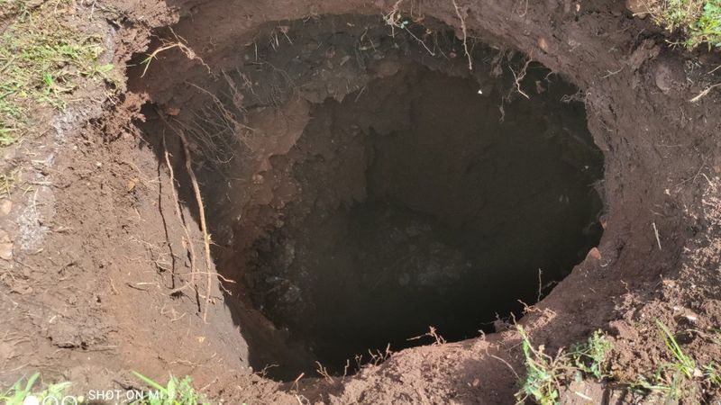 Bilecik’te bir tarlada oluşan çukur endişeye sebep oldu