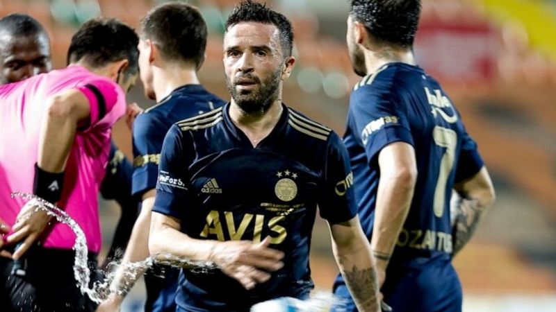 Emre Belözoğlu'ndan Gökhan Gönül'e moral