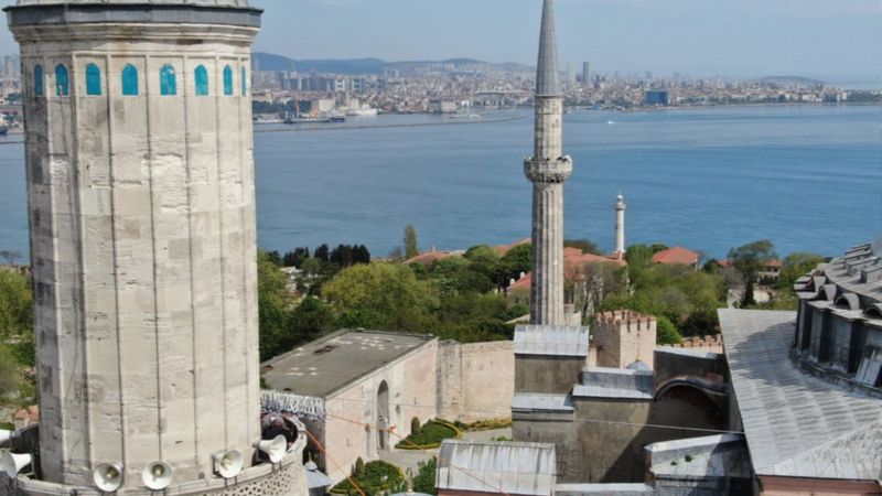 Ayasofya Camii'ne ilk mahya asıldı