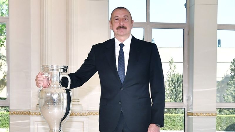 EURO 2020'nin şampiyonluk kupası Bakü'de sergilendi