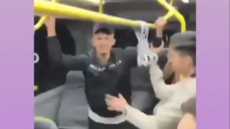 Sultangazi'de minibüsü diskoya çevirdiler