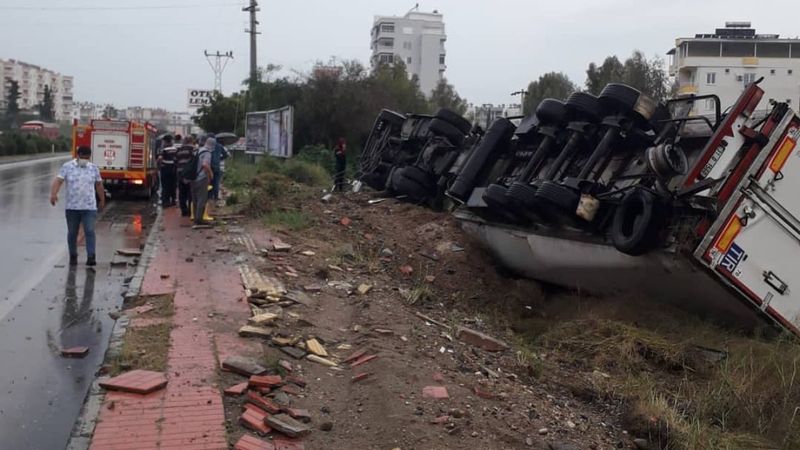 Mersin'de tır elektrik direğine çarpıp devrildi