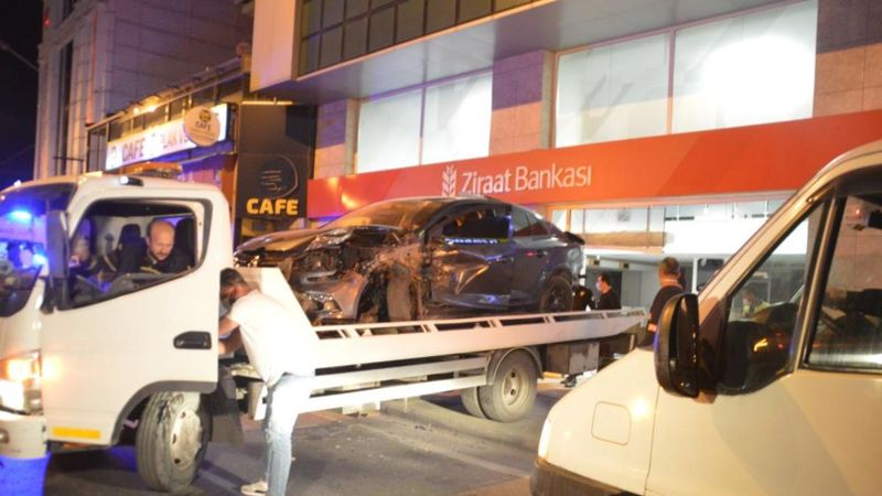 İstanbul’da makas atan otomobil bankaya girdi