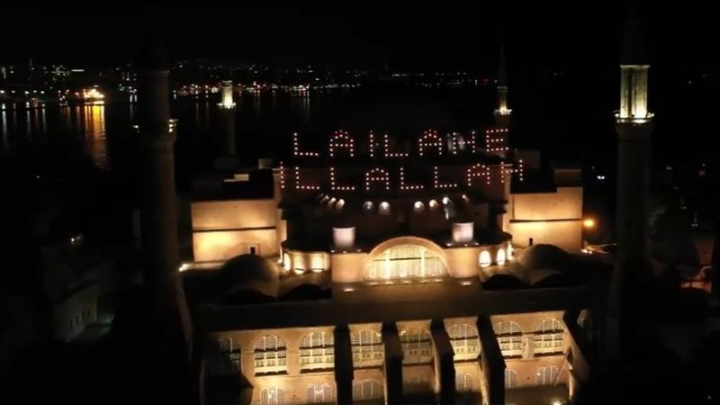 Ayasofya Camii'nde mahya yandı