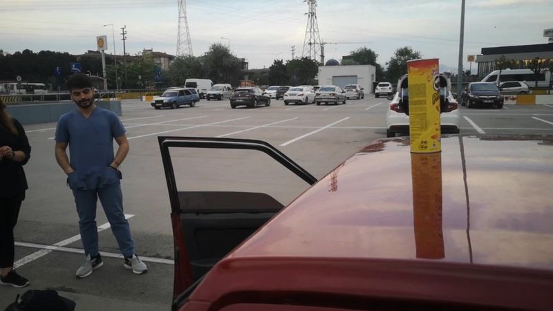 Bursa'da aracın üzerine bırakılan cips kutusundan para çıktı