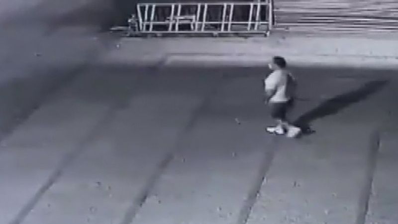 Bakırköy'de Halk Ekmek büfesini yakan şahıs kamerada 