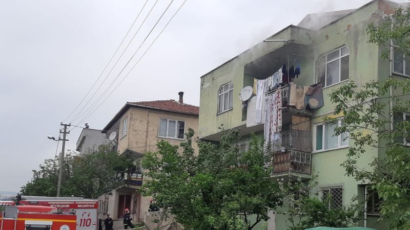 Kocaeli'de evi yanan kişi, gözyaşlarıyla olayı izledi