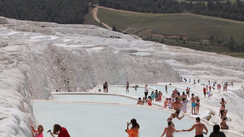 'Beyaz Cennet' Pamukkale turistlere kaldı