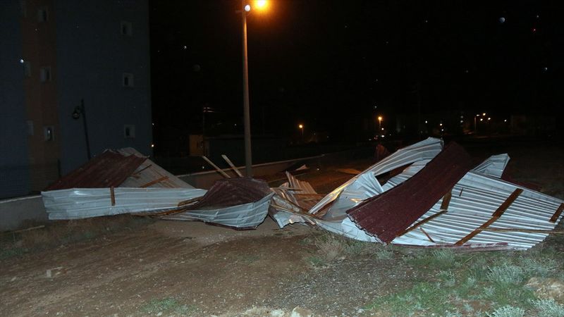 Sivas’ta şiddetli fırtına çatıları uçurdu