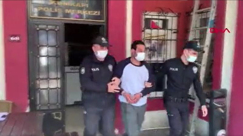 Fatih’te cep telefonu hırsızı bekçilere yakalandı