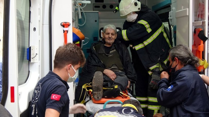Edirne'de evde düşüp mahsur kalan yaşlı adam kurtarıldı