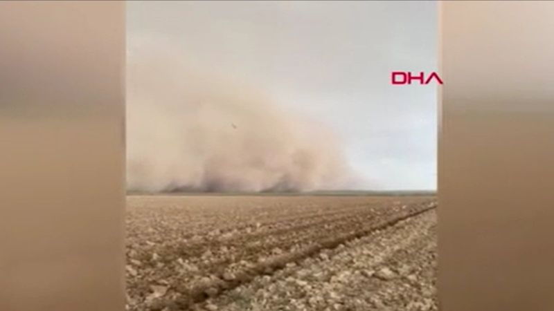 Konya’da etkili olan kum fırtınası kameraya yansıdı
