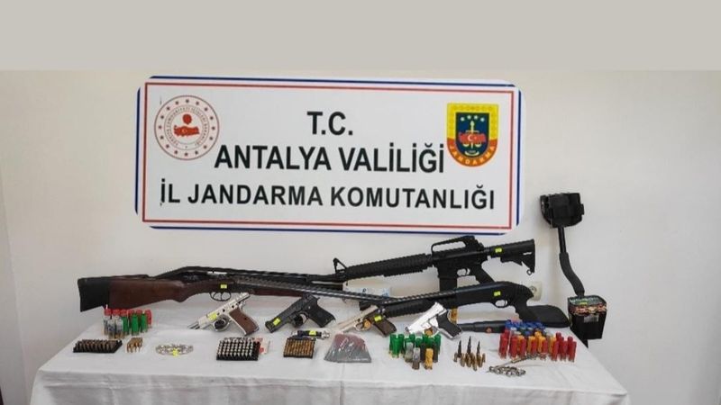 Antalya'da kaçak silah operasyonu: 8 gözaltı