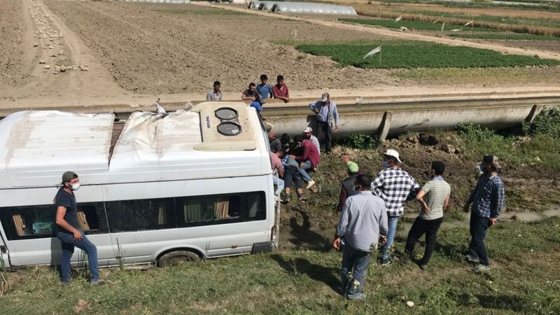 Mersin’de tarım işçilerini taşıyan minibüs şarampole yuvarlandı