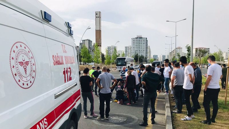 Diyarbakır’da kaçak göçmene hafif ticari araç çarptı