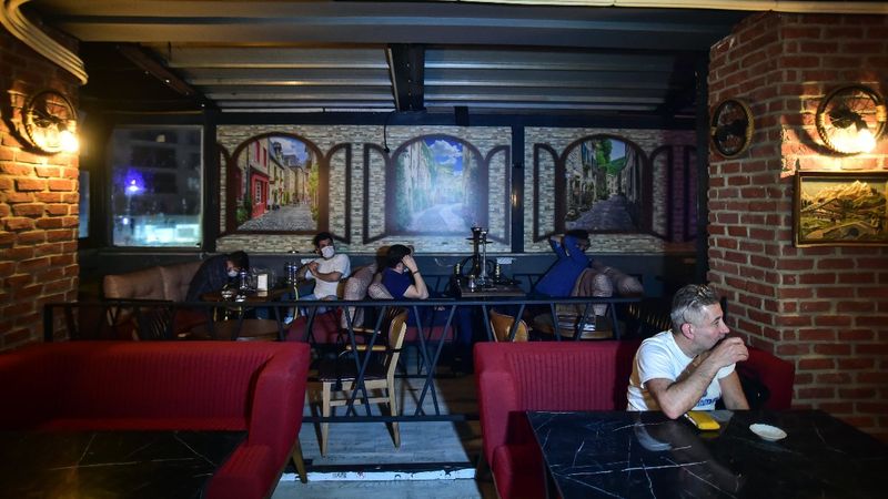 Bağcılar’da kafede fizik tedavi için toplananlara baskın