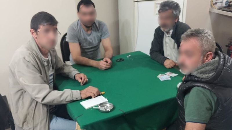 İstanbul'da hamburgercide okey masasına baskın