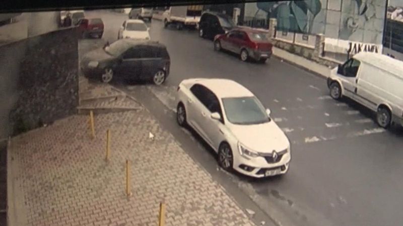 Arnavutköy'de otomobil yokuş aşağı kaydı