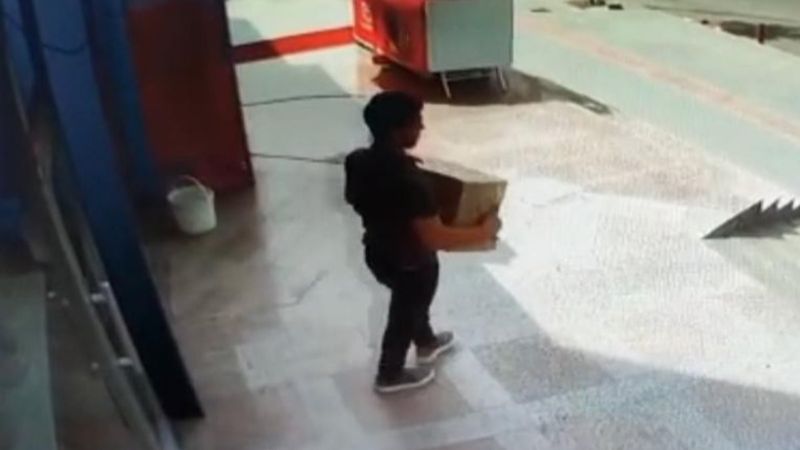 Batman'da iş yeri önündeki paketi çalıp kaçtı