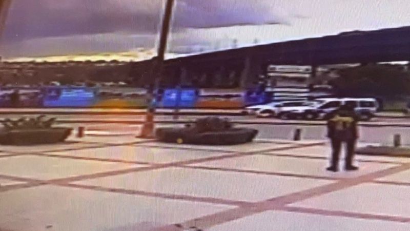 İstanbul’da koşarak karşıya geçen kadına polis otosu çarptı