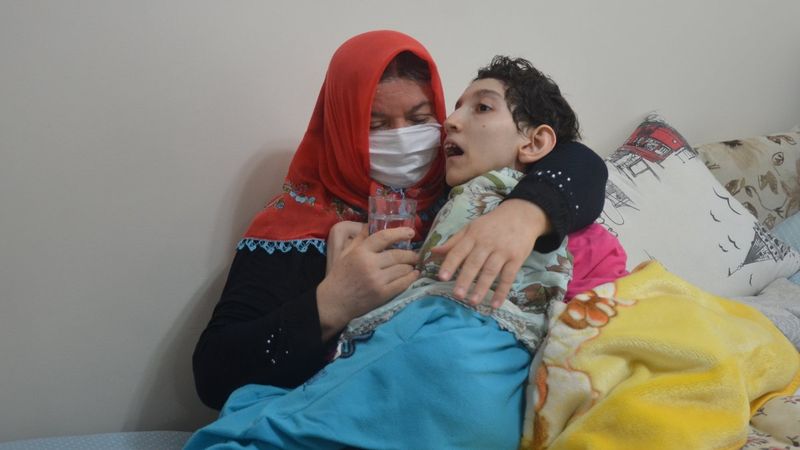 Ordu'da kas hastası kızının 'anne' demesini bekliyor