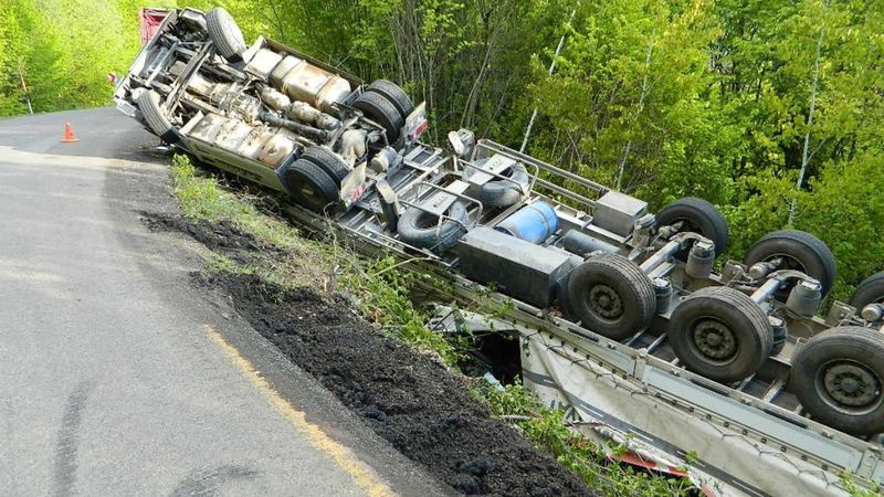 Ardahan’da tır yola devrildi