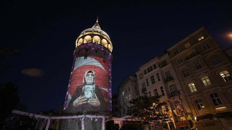 Anneler Günü, Galata Kulesi'ne yansıtılan fotoğraflarla kutlandı