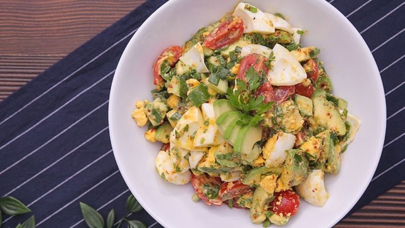 Tek tabakta sahur: Avokadolu yumurta salatası