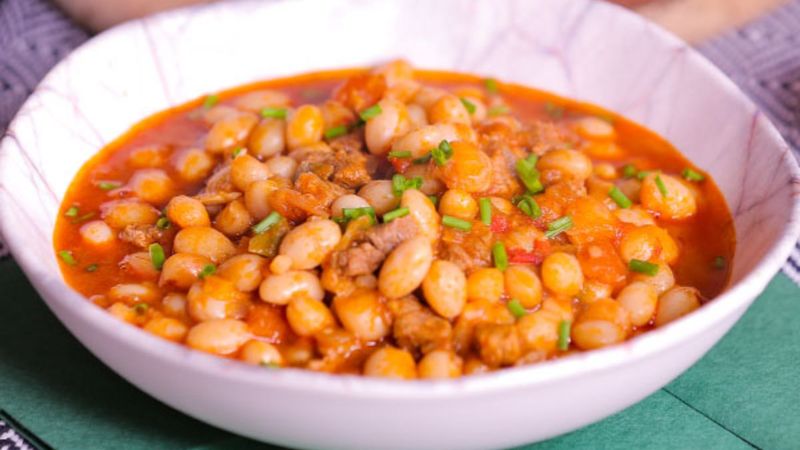 Pirinç pilavıyla: Güveçte etli kuru fasulye