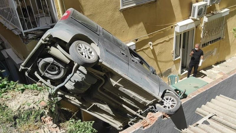 Aydın'da el freni çekilmeyen araç bahçeye uçtu