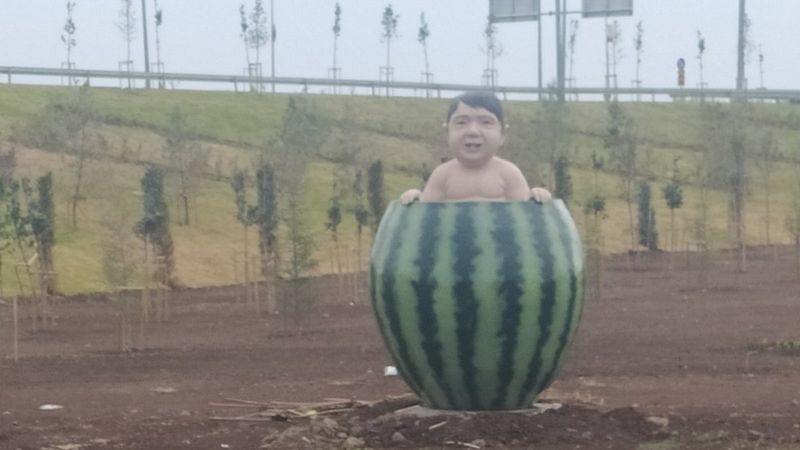 Diyarbakır'a karpuz içinde çocuk heykeli dikildi