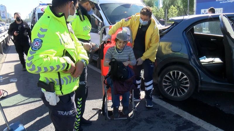 Merter'de lastiği patlayan araca, minibüs çarptı