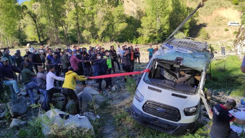 Bingöl'de köy minibüsü şarampole devrildi